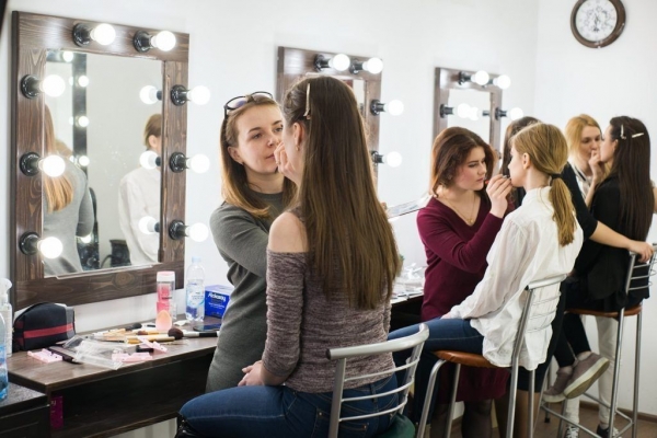 Обзор лучших школ и курсов макияжа в Крыму в 2021 году